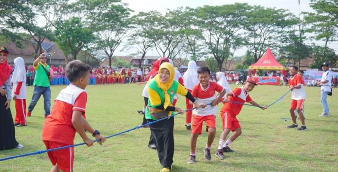 Ketua FORMI Pasuruan, Lulis Irsyad Yusuf ikut olahraga tarik tambang bersama anak-anak SD Martopuro. (Foto: Dok Humas)