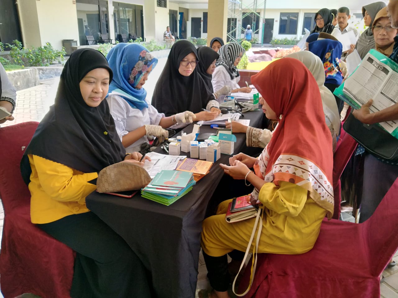 Sejumlah calon jemaah haji Kota Kediri mengikuti test kesehatan. (Foto: Fendi/ngopibareng.id) 