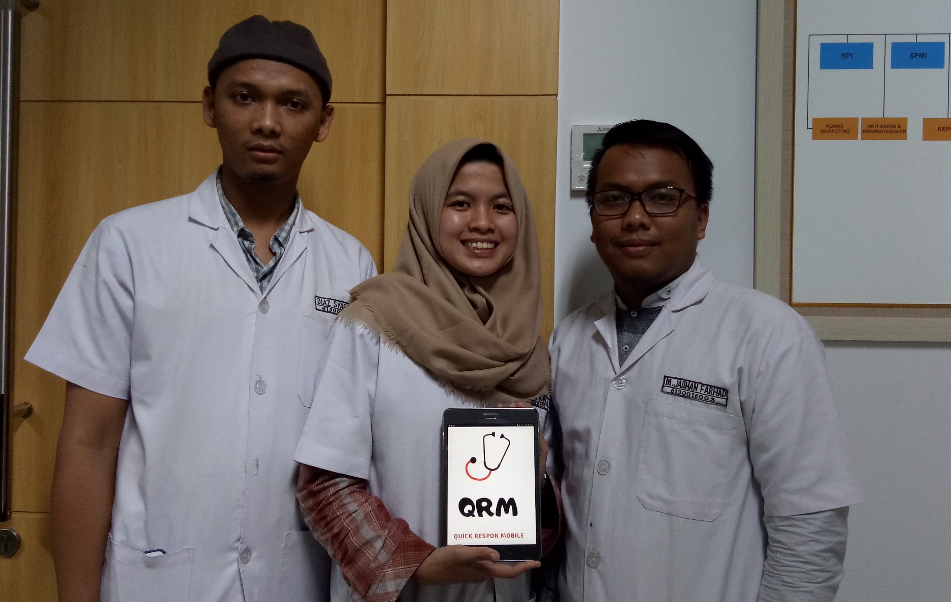Diaz Syafrie Abdillah, M Jauhan Farhad, dan Firda Nur Laila berhasil membuat aplikasi QRM, untuk diagnosis awal THT. (Foto: Pita/ngopibareng.id)