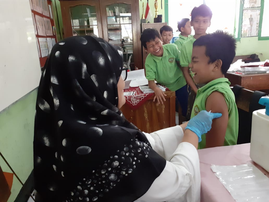 Proses suntik imunisasi difter dan tetanus di SDN Bandungrejosari 3 Kota Malang (Foto: Theo/ngopibareng.id)
