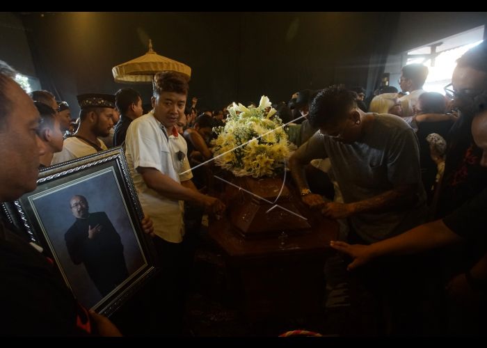 Para pelayat mengatarakan jenazah Djaduk Ferianto ke tempat peristirahatan terakhir, pemakaman keluarga Sembungan, Kecamatan Kasihan, Kabupaten Bantul, Rabu 13 November 2019. (Foto: Antaranews)