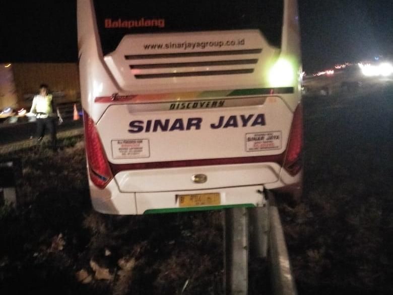 Bus Sinar Jaya oleng ke kanan masuk arah berlawanan dan menabrak bus Arimbi ke arah Jakarta. (Foto: Dok. Polres Subang)
