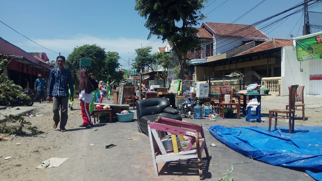 Perabotan warga tampak berserakan di ruas Jl Kepiting, Banyuwangi, Jawa Timur. (Foto: Muh Hujaini/ngopibareng.id)