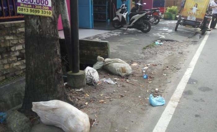 Bangkai babi yang dibuang di jalan Gedung Arca Medan. Bangkai babi yang dimasukkan dalam karung tersebut membuat heboh warga sekitar karena menimbulkan bau tidak sedap . (Foto:Antara)