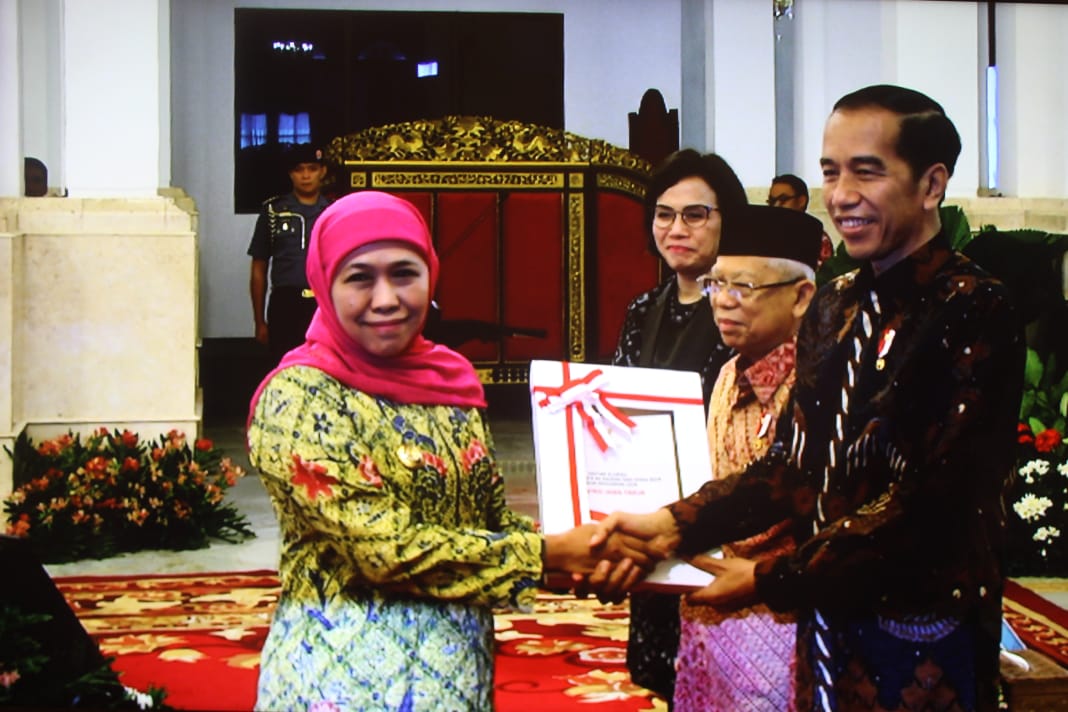Gubernur Jatim Khofifah Indar Parawansa, saat menerima DIPA 2020 dari Presiden Joko Widodo di Istana Negara Kamis 14 November 2020. ( foto : asm/ngopibareng.id)