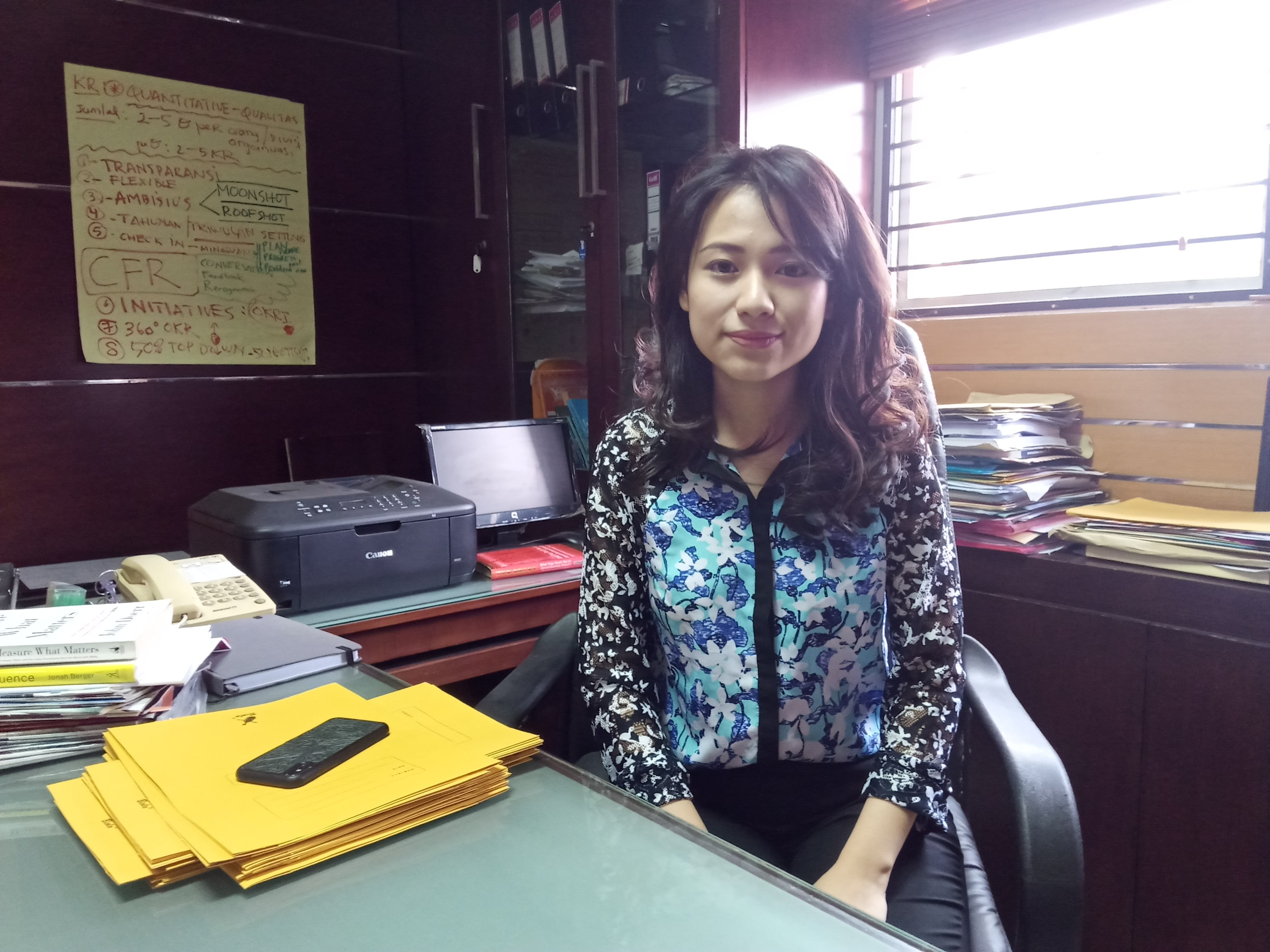 Rektor muda dari Institut Teknologi dan Bisnis (ITB) Asia, Malang, Risa Santoso saat ditemui di ruang kerjanya. (Theo/ngopibareng.id)