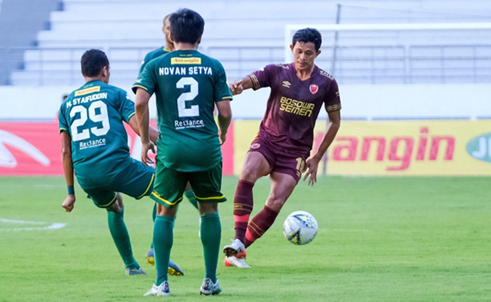 Pemain PSM Makasar Rizky Pellu diapit tiga pemain Persebaya dalam lanjutan liga 1 di Stadion nBatakan, Balikpapan. Persebaya menang atas PSM 3-2. (Foto: Dok Oficial Liga)