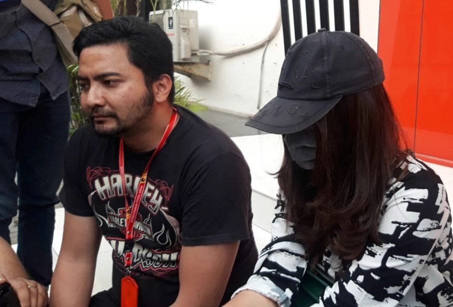 Kanit V Subdit III Jatanras Polda Jatim, AKP Aldy Sulaiman (kiri) saat mendampingi publik figur berinisial IS memberi keterangan kepada wartawan di Gedung Ditreskrimum Polda Jatim, Surabaya, Kamis 14 November 2019. (