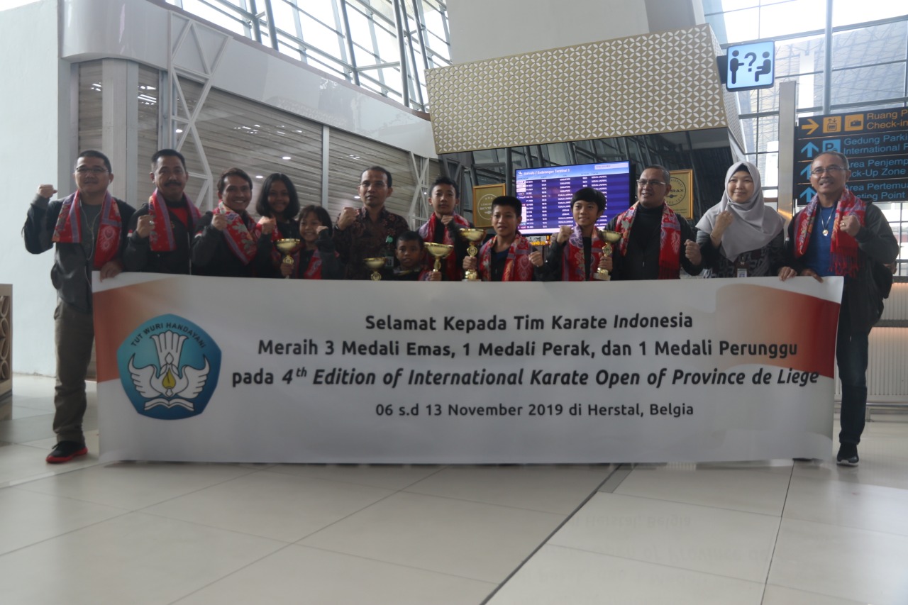 Direktur Pembinaan Sekolah Dasar, Ditjen Dikdasmen, Kemendikbud Khamim M.Pd. foto bersama dengan sejumlah karateka cilik yang mewakili Indonesia di turnamen karate Internasional di Belgia. (Foto: Kemendikbud)