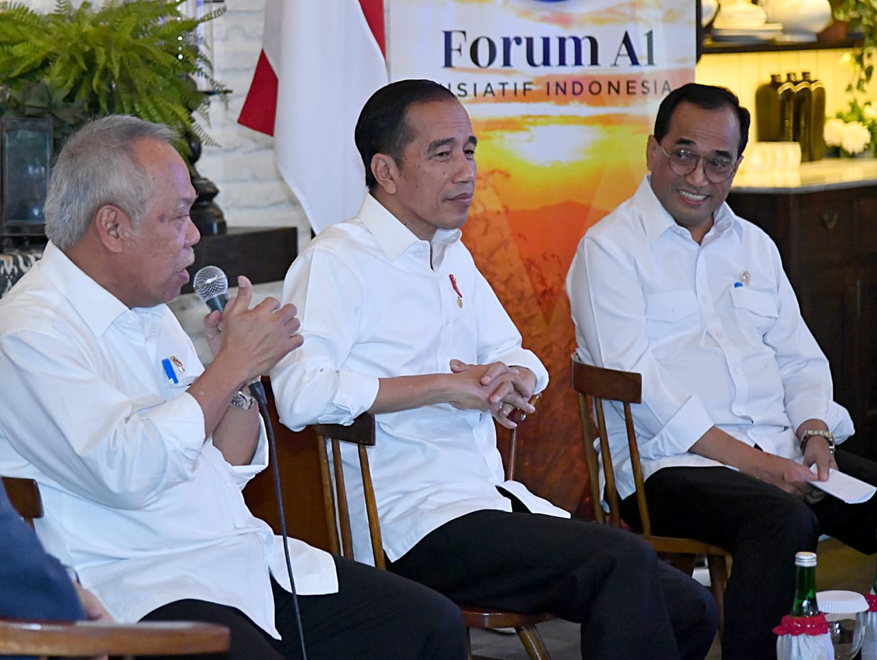 Presiden Joko Widodo bersama Menteri PUPR Basuki dan Menteri Perhubungan Budi Karya Sumadi. (Foto: Asmanu/ngopibareng.id)