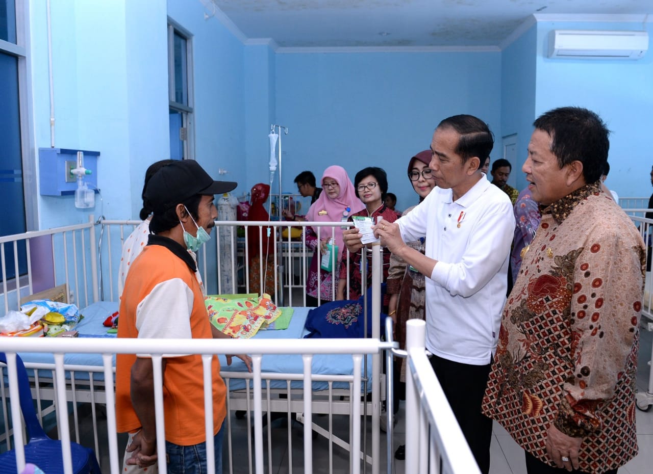 Presiden Joko Widodo Sidak layanan BPJS ke  RSUD Dr. H. Abdul Moeloek  di Kota Bandar Lampung  Jumat, 15 November 2019. ( foto: Setpres)