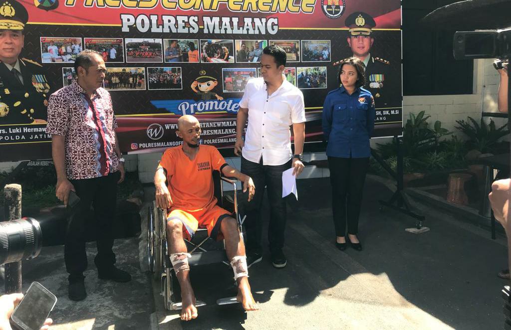 Tersangka kasus perampokan, LM yang buron selama dua tahun saat rilis kasus di halaman Mapolres Malang (Foto: istimewa)