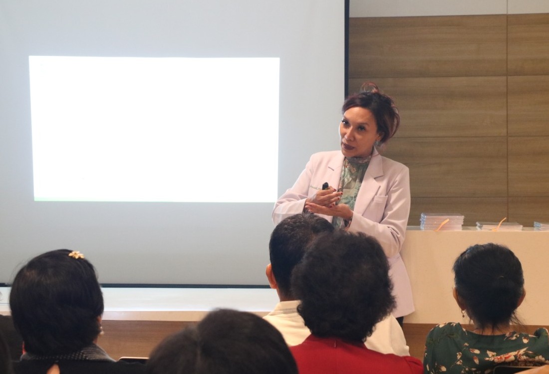 dr. Nina Irawati SpB(K)Onk-KL, saat menyampaikan fakta dan mitos kayu bajakah pada pasien kanker AHCC. (Foto: Pita/Ngopibareng.id)