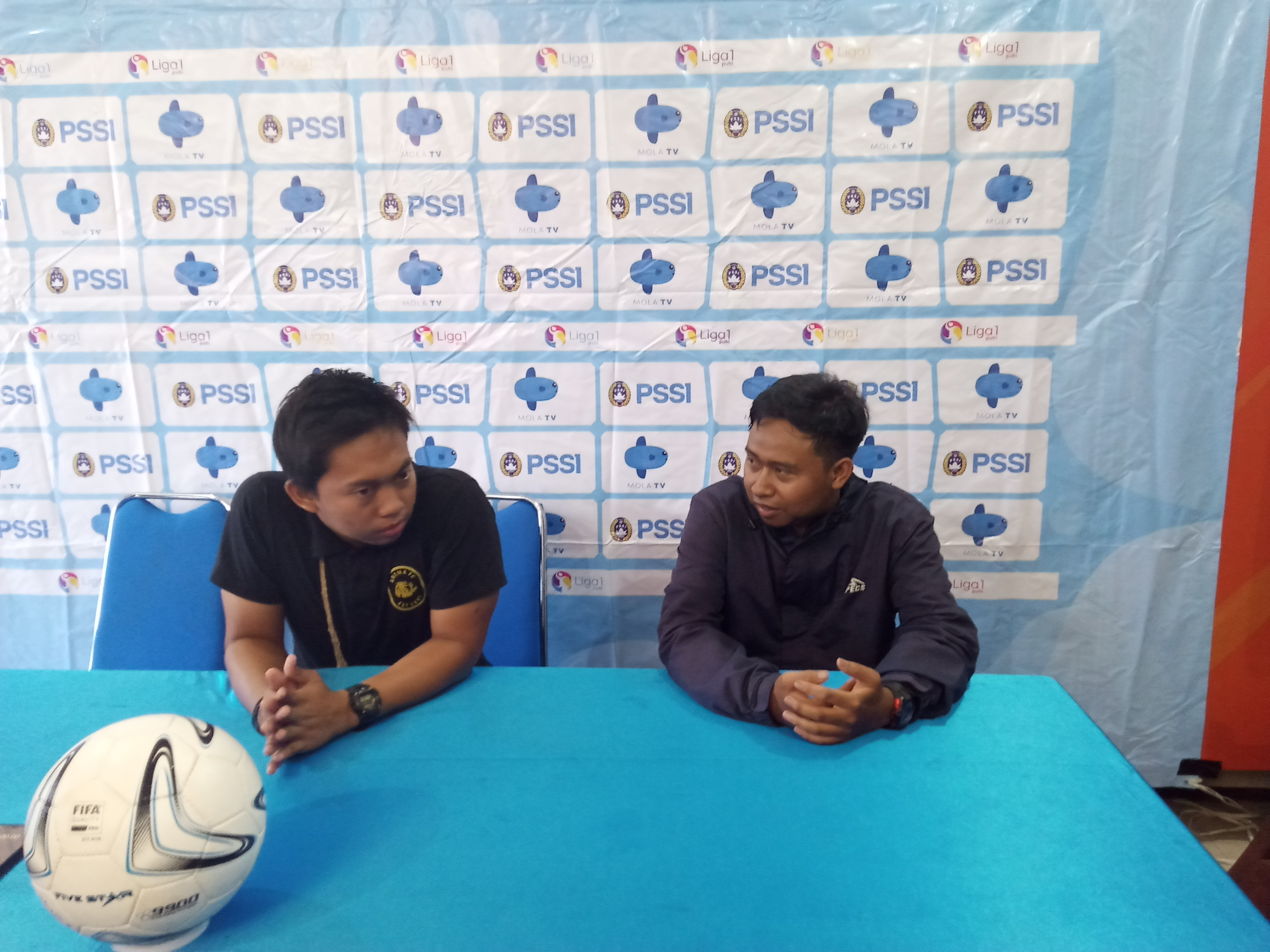 Pelatih Kepala Arema FC Putri, Alief Syahriza (kanan) dalam sesi jumpa pers di kantor Arema FC (Foto: Theo/ngopibareng.id)