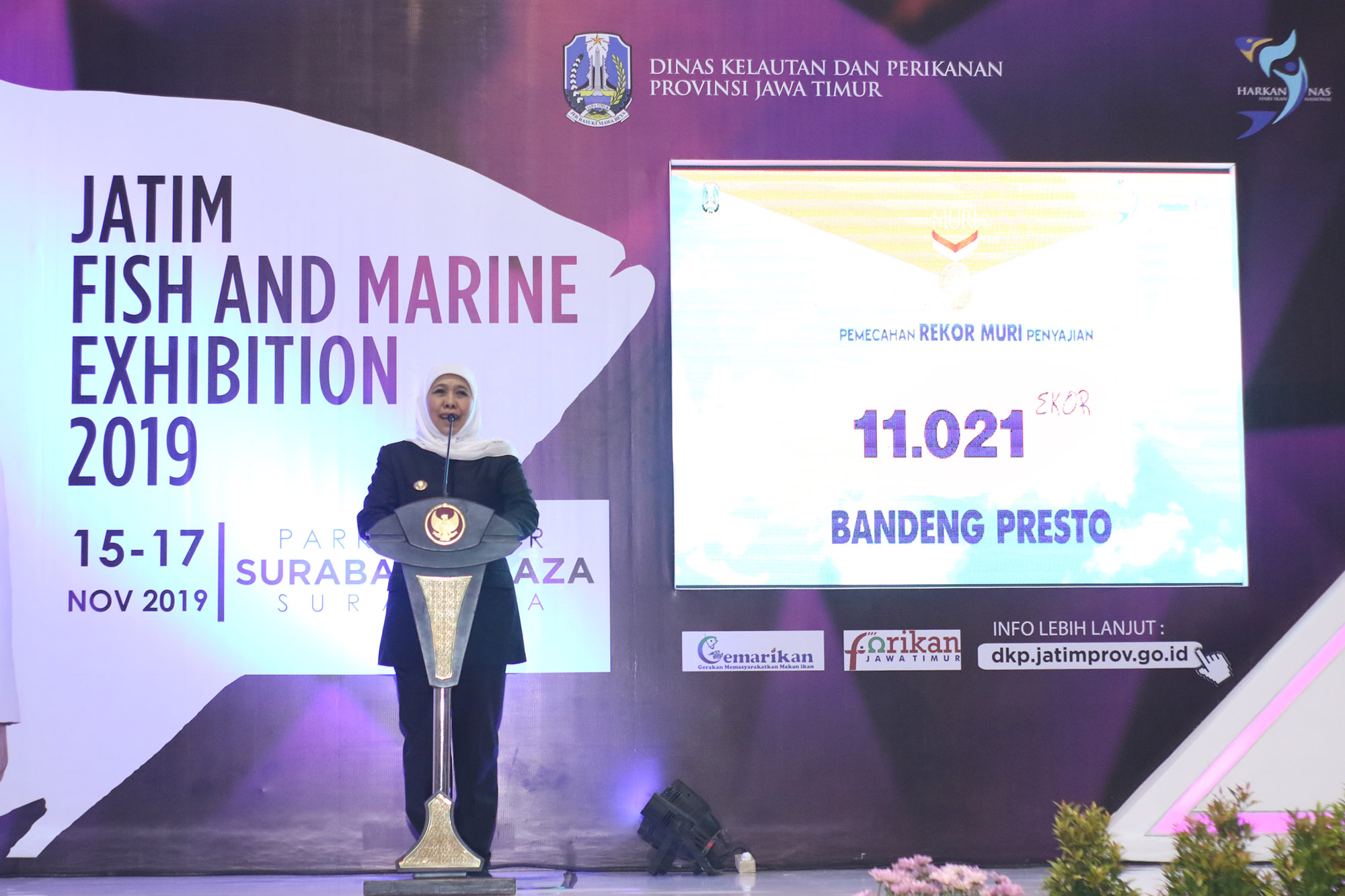 Gubernur Jawa Timur Khofifah Indar Parawansa saat membuka acara Jatim Fish And Marine Exhibition di Plaza Surabaya, Jumat 15 November 2019. (Foto: Istimewa)