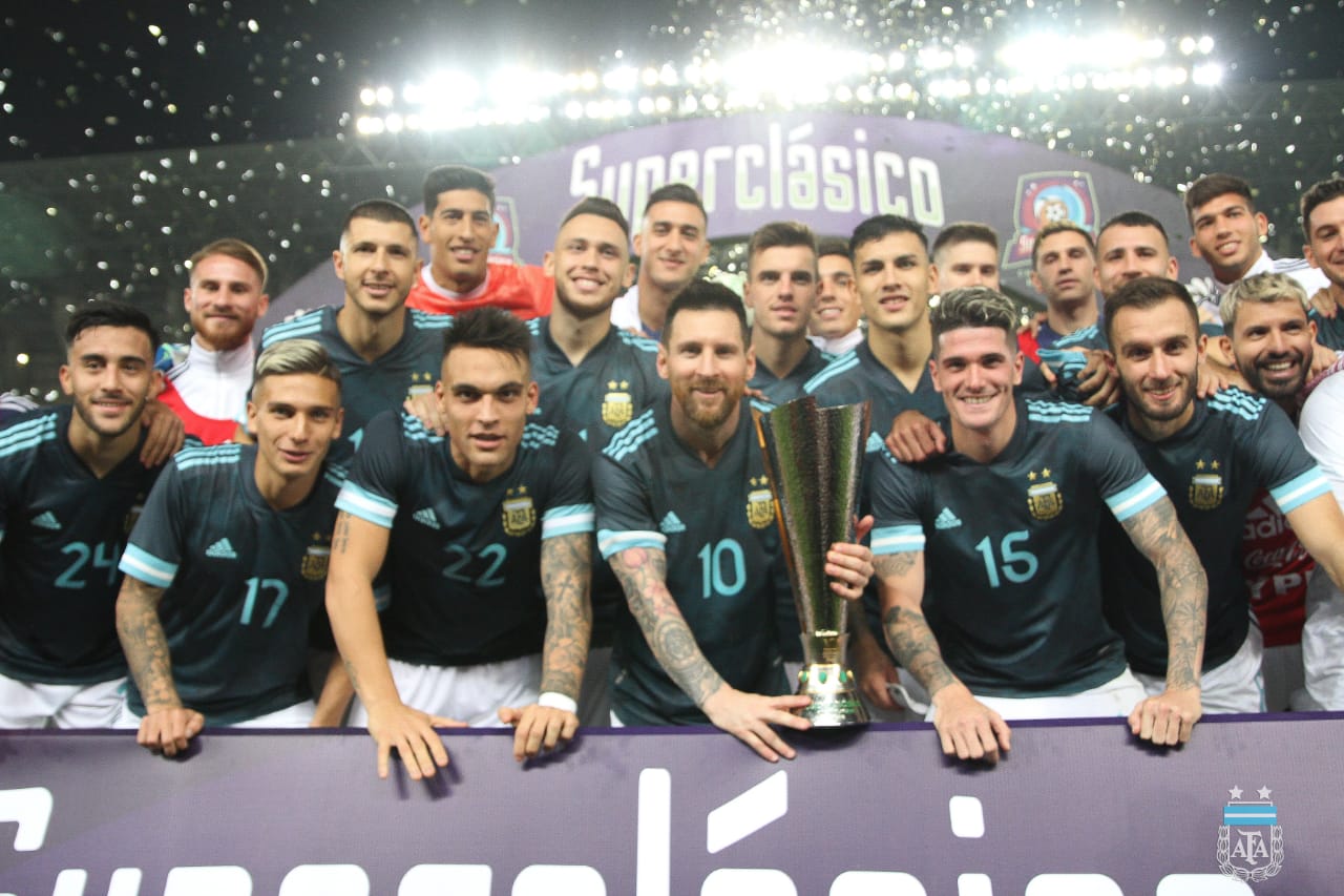 Lionel Messi dkk saat seremoni usai menang 1-0 atas Brasil di laga persahabatan bertajuk Superclasico. (Foto: Twitter/@Argentina)