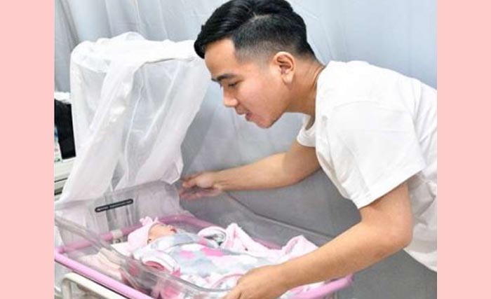 Putra Jokowi, Gibran Rakabuming Raka melihat putrinya yang baru lahir di RS PKU Muhammadiyah Solo, La Lembah Manah. (Foto:Istimewa)