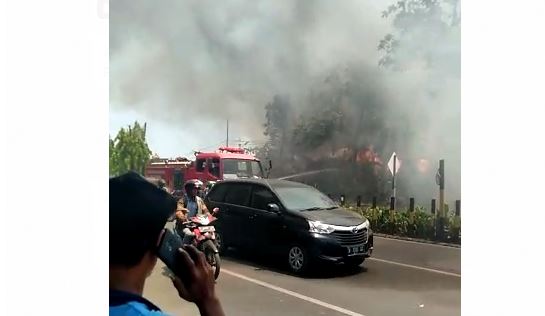 Kebakaran Pasar Beras Bendul Merisi Surabaya. (Foto: Tangkapan layar) 