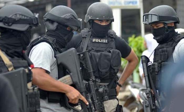 Sebagian dari tim Densus 88 yang menembak dua orang teroris di Deli Serdang, Sumatera Utara. (Foto:Antara)