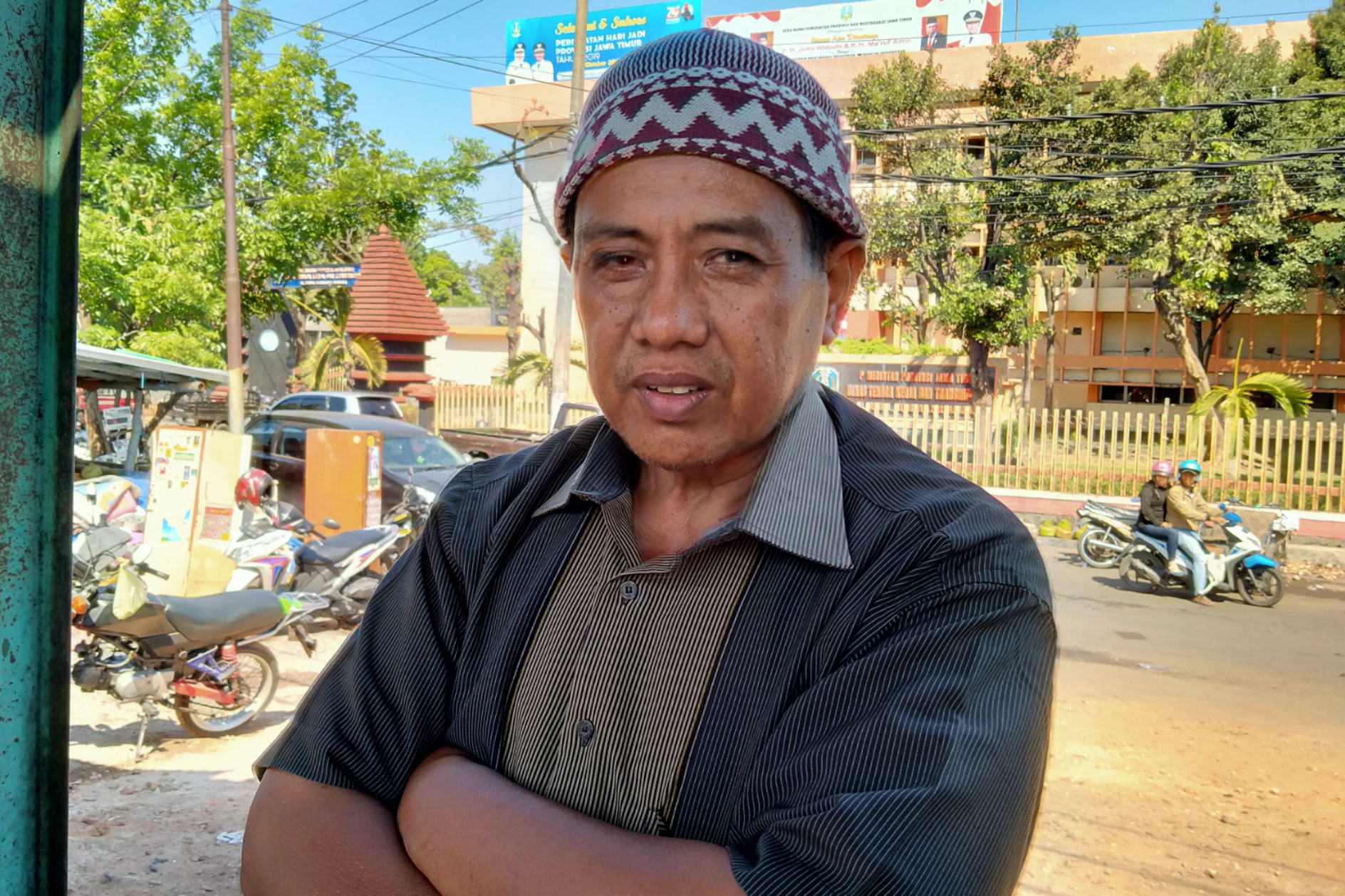Penyedia jasa parkir mobil di Pasar Beras Bendul Merisi, Abdul Mukti, saat ditemui di lokasi kejadian, Sabtu 16 November 2019. (Foto: Fariz/Ngopibareng.id)