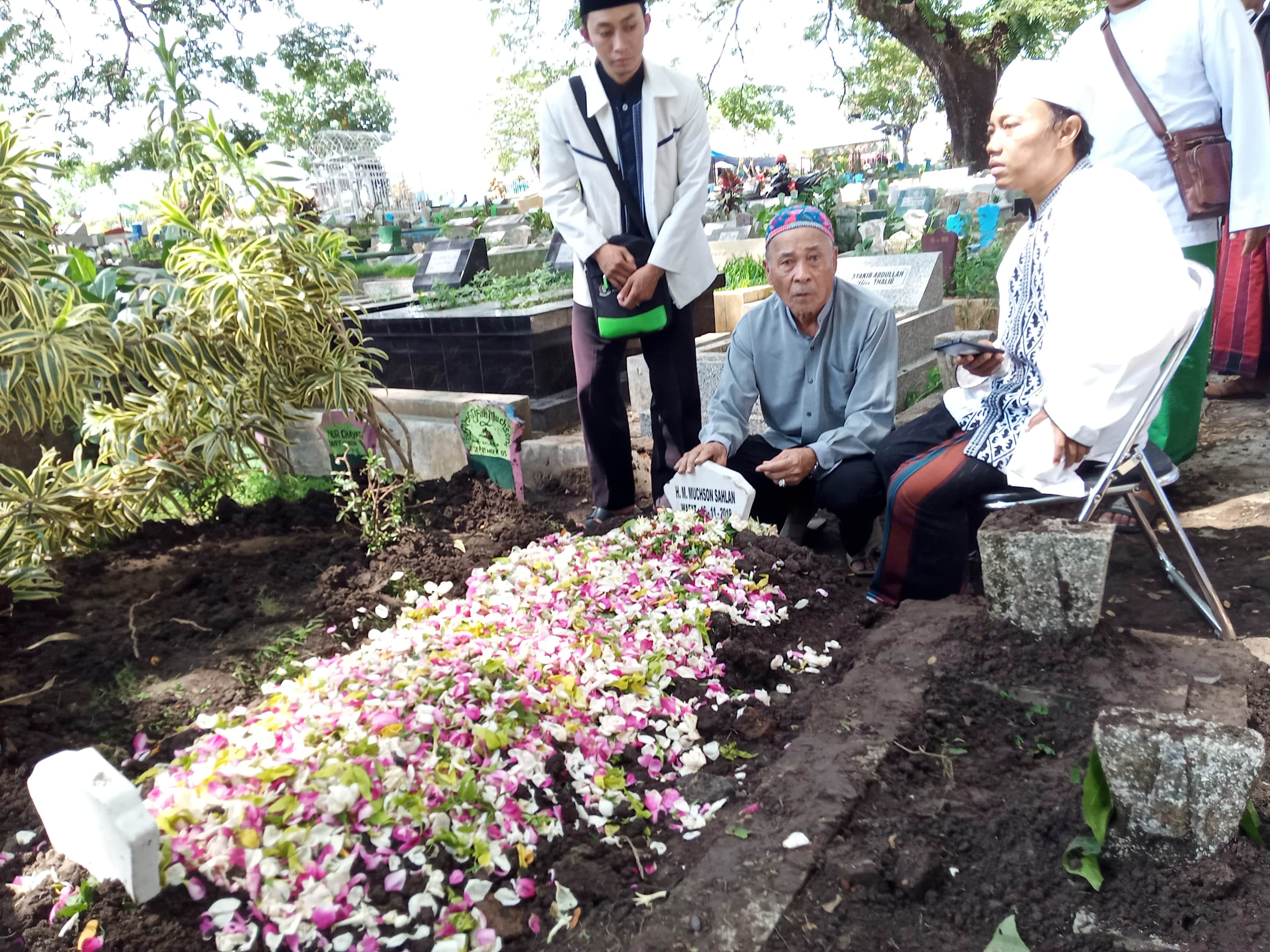 Kuburan mendiang Imam Besar Masjid Jami' Kota Malang,KH. Muhson Sahlan di TPU Kasin (Theo/ngopi bareng.id)   