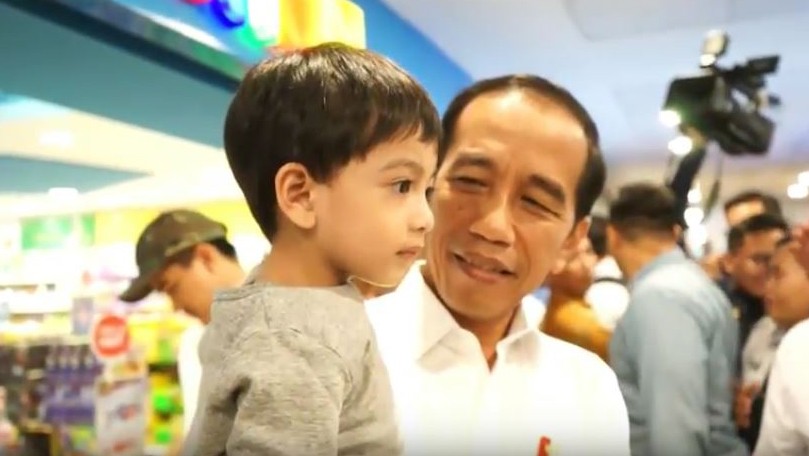 Presiden Joko Widodo (Jokowi) bersama cucu pertamanya, Jan Ethes. (Foto: Instagram)