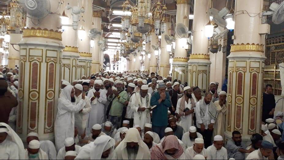 Kaum Muslimin berziarah di makam Rasulullah di Raudhah, Masjid Nabawi, Madinah. (Foto: Istimewa)
