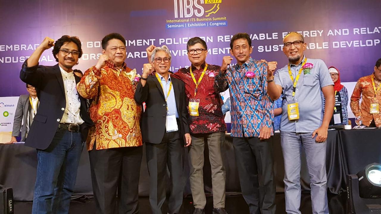 Sutopo Kristanto (tiga kiri) terpilih secara aklamasi sebagai Ikatan Alumni (IKA) Institut Teknologi Sepuluh Nopember (ITS) periode 2019-2023. (Foto: Dok. IKA ITS)