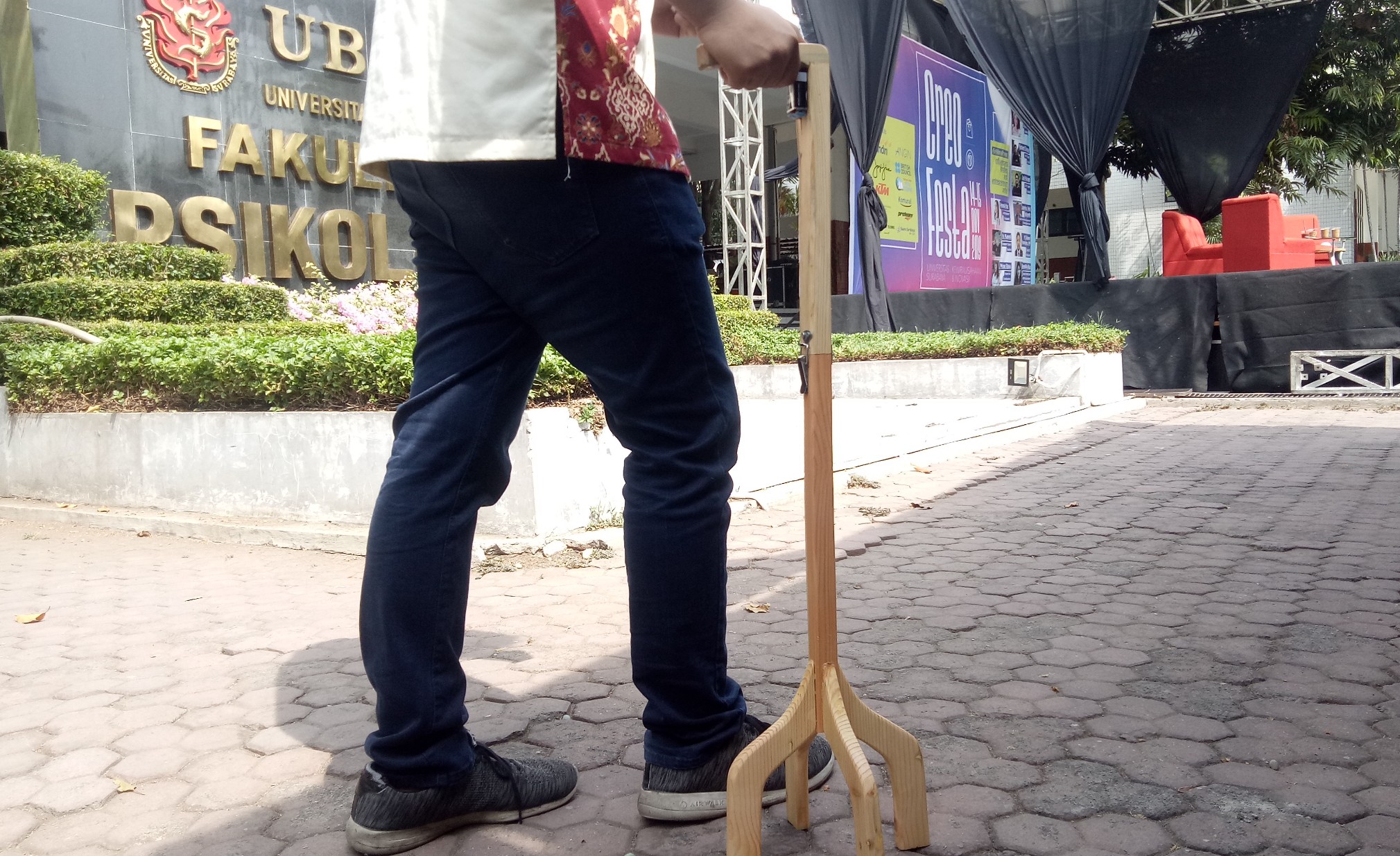 Smart Cane buatan mahasiswa Ubaya untuk bantu para lansia. (Foto: Pita/ngopibareng.id)