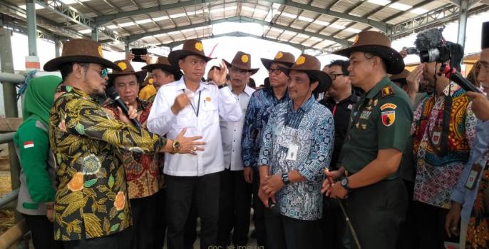 Mentan Syahrul Yasin Limpo berkunjung ke Loka Penelitian Sapi potong di Grati, Pasuruan. (Foto: Dok Humas)