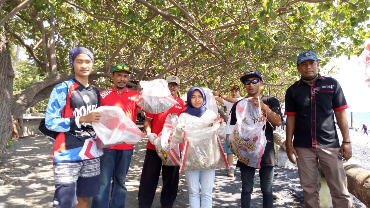 Komunitas Sea Soldier X bersama Pokdarwis Pesona Bahari membawa Karung plastik berisi sampah. (Foto: Hujaini/Ngopibareng.id)