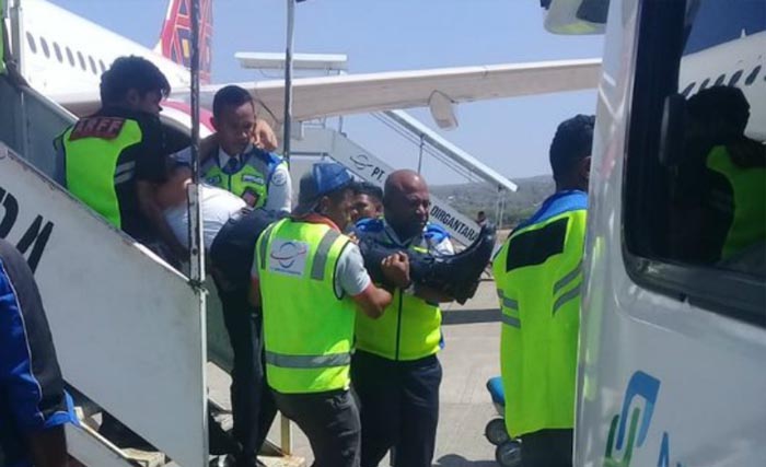 Pilot Batik Air Djarot Hananto yang pingsan dibawa turun dari pesawat, di Bandara El Tari, Kupang, NTT, hari Minggu kemarin. (Foto:dream)