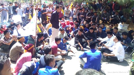 Ratusan mahasiswa IAIN Madura menggelar aksi di depan rektorat. Mereka menuntut dosen filsafat dipecat karena dinilai melecehkan PMII. (Foto: Istimewa)