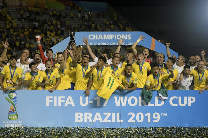 Pemain Brasil U-17 merayakan gelar keempat Piala Dunia U-17 yang mereka raih setelah menang 2-1 atas Meksiko di final. (Foto: Twitter/@FIFAU-17WorldCup) 