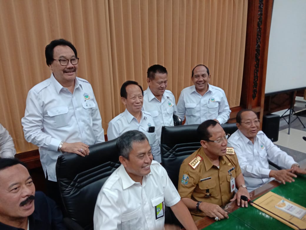 Ketua DPC Organisasi Pengusaha Angkutan Darat (Organda) Khusus Tanjung Perak, Kody Lamahayu Fredy (berdiri) saat ikut memberikan keterangan. (Foto: Faiq/ngopibareng.id)