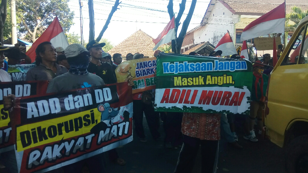 Massa berunjuk rasa di depan Kejaksaan Negeri Banyuwangi. (Foto: Hujaini/Ngopibareng.id)