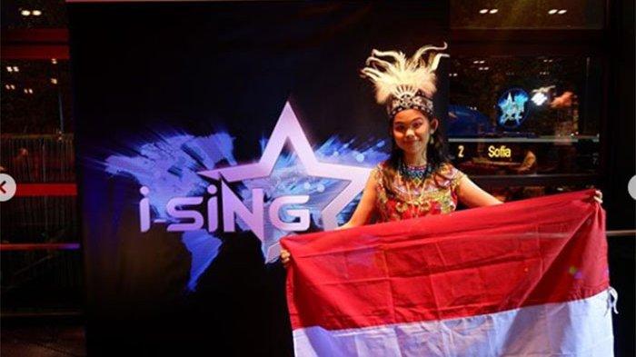 Maria Sinaga mengenakan busana adat Kalimantan, saat mewakili Indonesia di ajang I-Sing World 2019 di Swedia. (Foto: kemenlu.go.id)