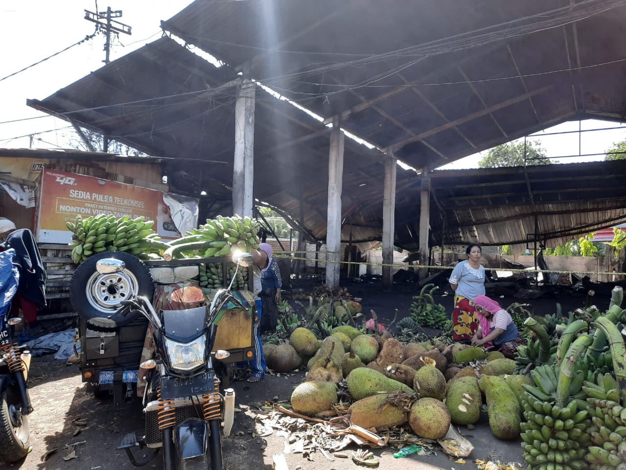 Para pedangan pasca kebakaran, menjajakan barang jualannya di pelataran depan Pasar Beras Bendul Merisi, Surabaya, Senin 18 November 2019. (Foto: Alief/ngopibareng.id)