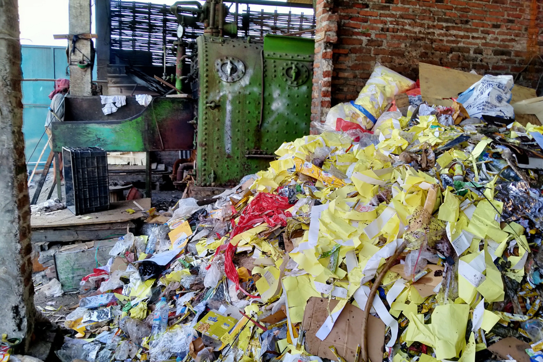 Tumpukan sampah yang digunakan sebagai bahan bakar produksi tahu di Dusun Areng-areng, Desa Tropodo, Kecamatan Krian, Sidoarjo, Senin 18 November 2019. (Foto: Fariz/ngopibareng.id)