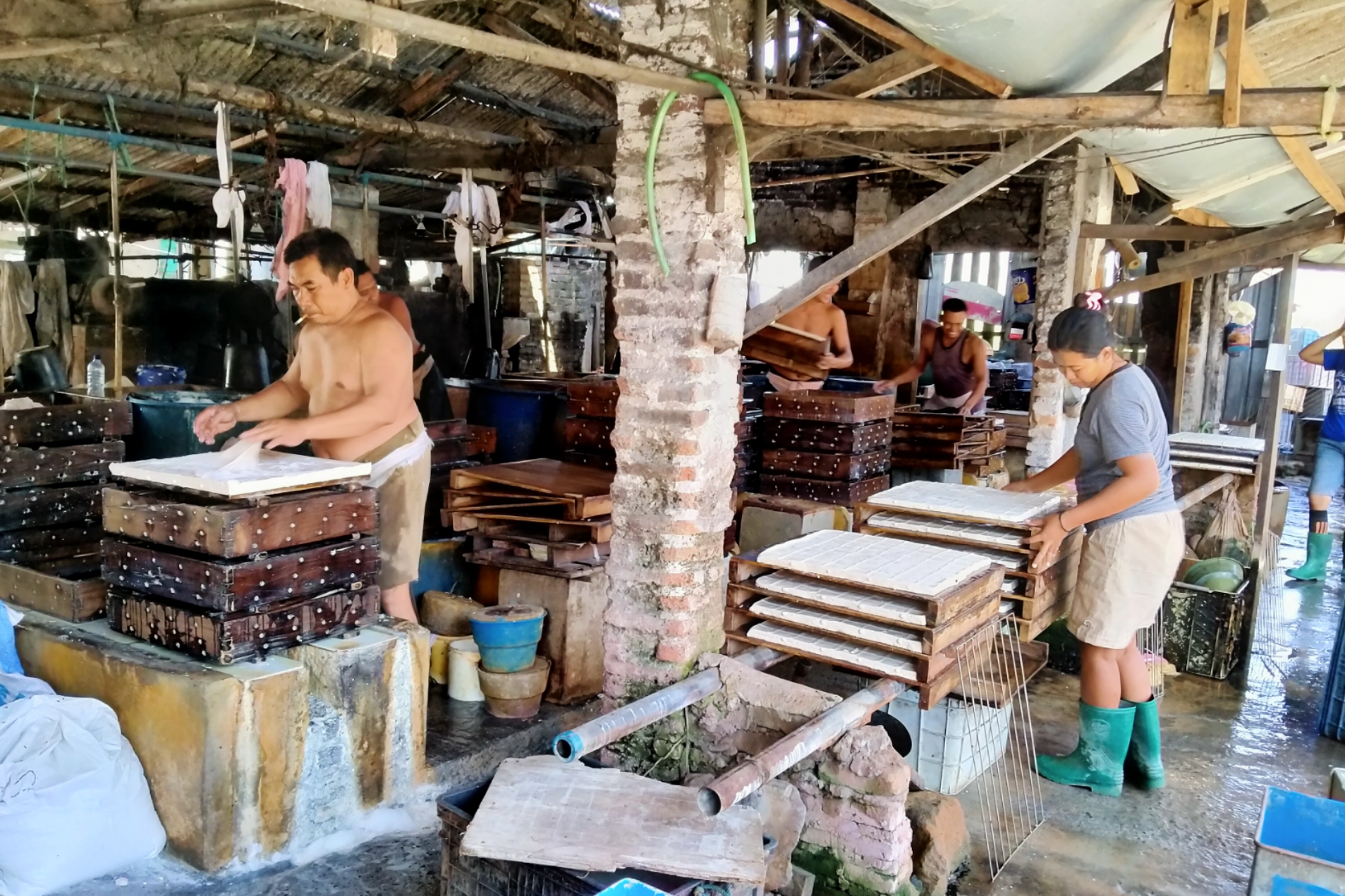 Para pekerja saat melakukan produksi pembuatan tahu di salah satu industri di Desa Tropodo, Kecamatan Krian, Sidoarjo, Senin 18 November 2019. (Foto: Fariz/ngopibareng.id)
