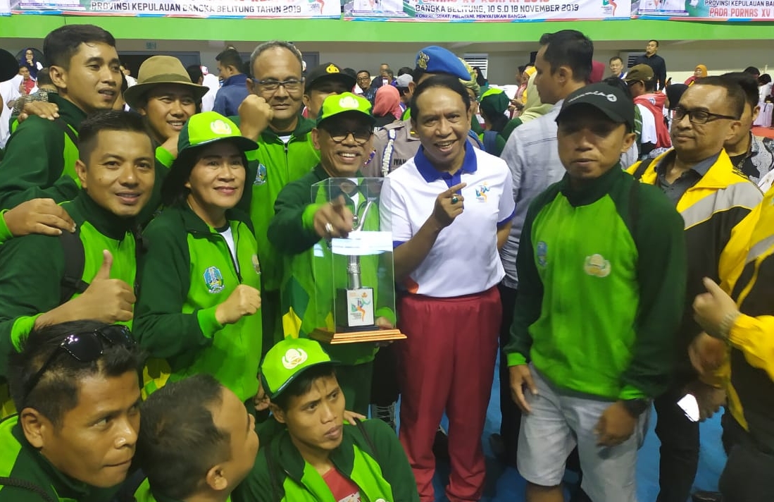 Kontingen KORPRI Jatim pose bersama Menpora Zainudin Amali, usai menerima gelar juara umum kedua di PORNAS KORPRI XV 2019. (Foto: Istimewa)