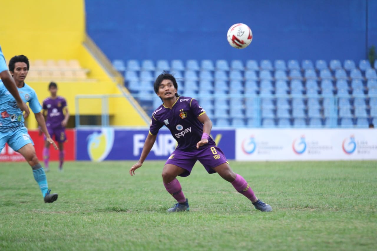 Pemain Persik Kediri berebut bola dengan pemain Martapura FC. (Foto: Istimewa)