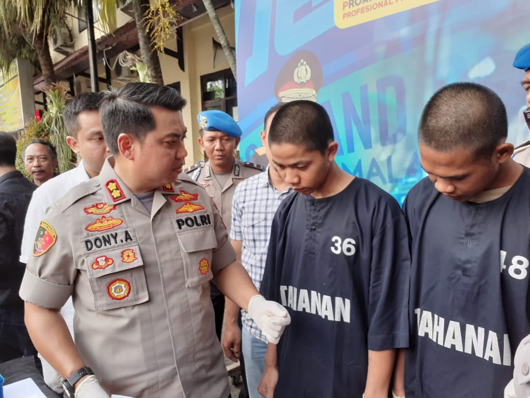 Kedua tersangka pencurian inisial FAM dan DM, saat rilis kasus di Mapolresta Malang, Senin 18 November 2019. (Foto: Theo/ngopibareng.id)