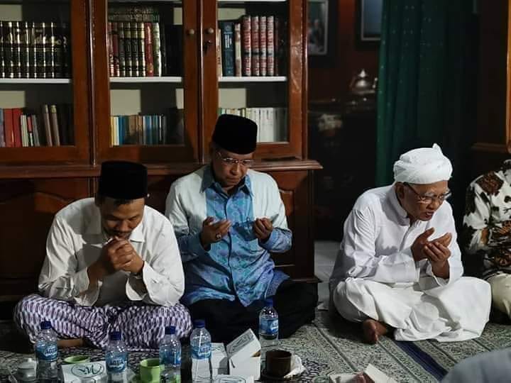 Peringatan Maulid Nabi dan Haul Masyayikh Pesantren Raudlatut Thalibin, Rembang. Bersama Gus Mus, KH Said Aqil Siroj dan Gus Mus. (Foto: Istimewa)