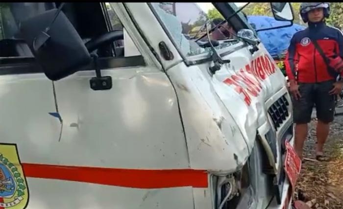 Mobil ambulan usai menabrak empat motor di Gambirono, Jember, Jawa Timur. (Foto:Antara)