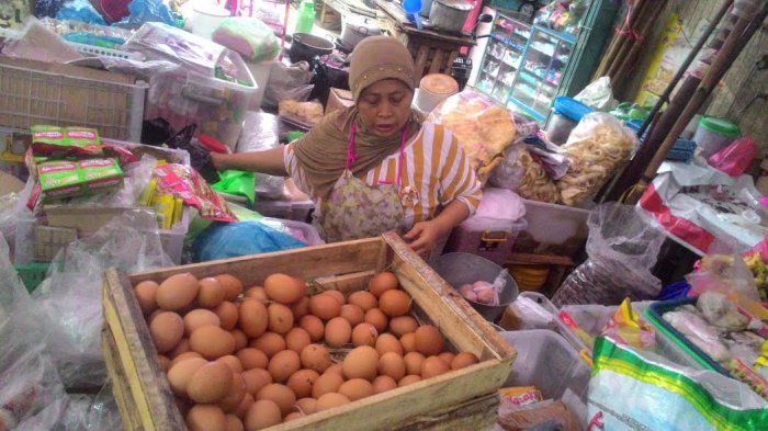 Aktivitas penjual telur di pasar rakyat. (Foto: Istimewa)