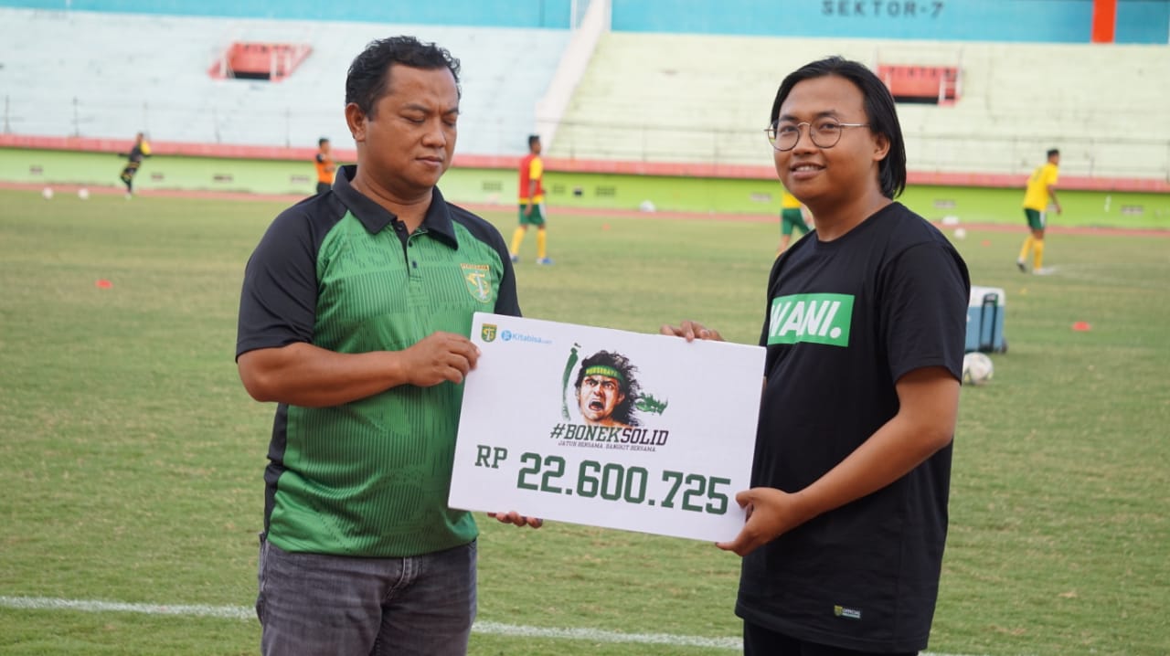 Manajemen Persebaya menerima donasi dari Bonek. (Foto: Haris/ngopibareng.id)