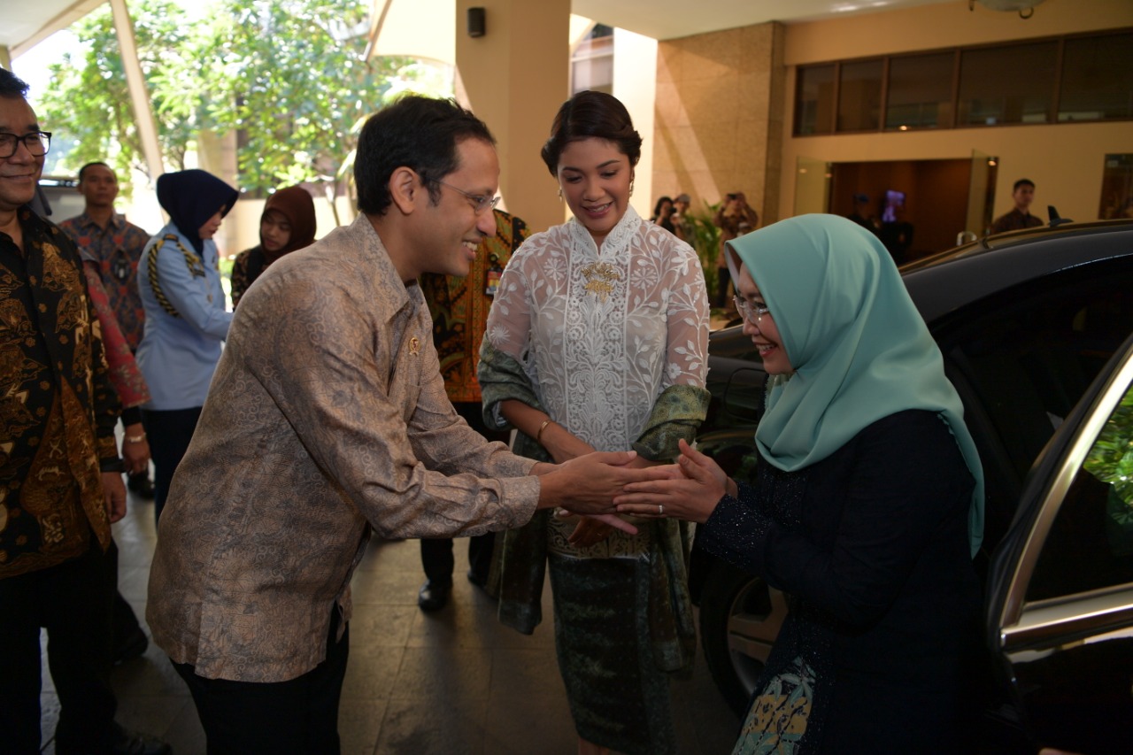 Mendikbud Nadiem Makarim bersama istri Wapres Wury Estu Handayani Ma’ruf Amin pada penganugrahan Bunda Paud Tingkat Nasional 2019. (Foto: Kemendikbud)