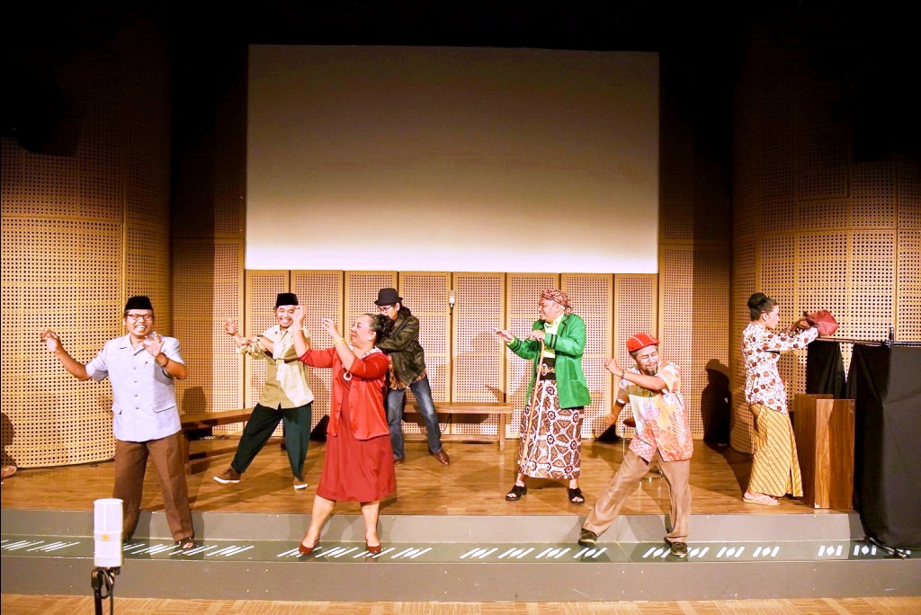 Salah satu adegan Teater Gandrik Jogjakarta, saat pentas. (Foto: Istimewa)