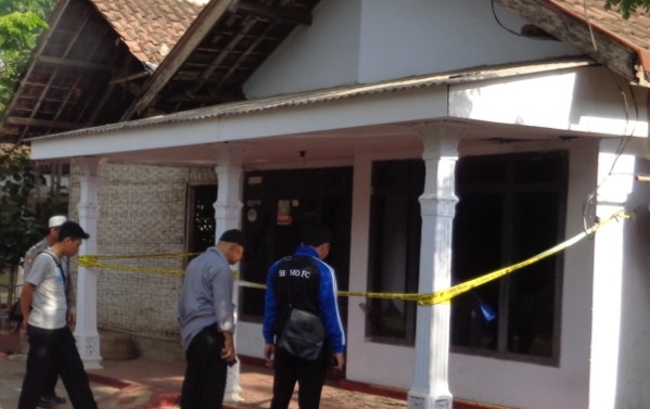 POLISI melakukan olah tempat kejadian perkara di rumah Busar, Desa Kramatagung, Kabupaten Probolinggo. (Foto: Istimewa/ngopibareng.id)